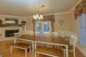 House (maximum occupancy 30) | In-room dining - The Pillars Holiday home 9 (Pigeon Forge)
