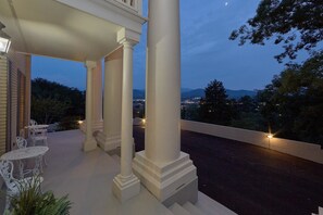 House (maximum occupancy 30) | Porch - The Pillars Holiday home 9 (Pigeon Forge)