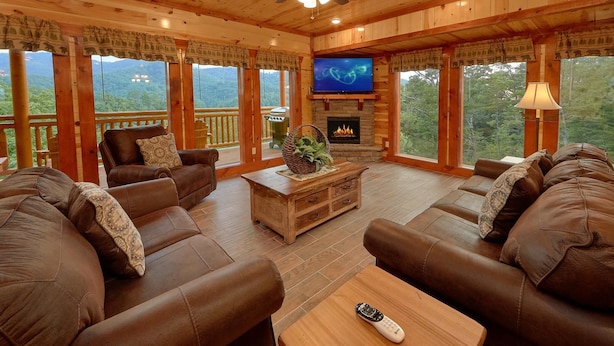 A cozy living room with leather sofas, a fireplace, and a TV. - Paradise Point Pool Lodge Holiday home 6 (Sevierville)