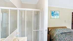 Combined shower/bathtub - Beautiful Little Beach (Nelson Bay)