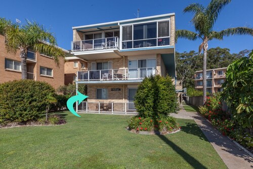 Castaways 1 Beachfront Apartment in Shoal Bay