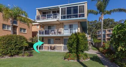 Castaways 1 Beachfront Apartment in Shoal Bay