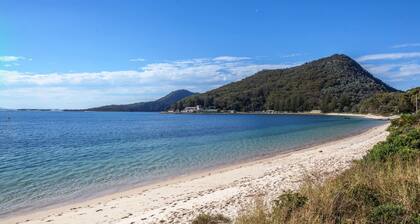 Castaways, 1/17 Shoal Bay Rd - Ground floor, 2-bedroom apartment right across from Shoal Bay Beach