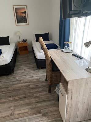 Een bureau, een strijkplank/strijkijzer, babybedden (toeslag)