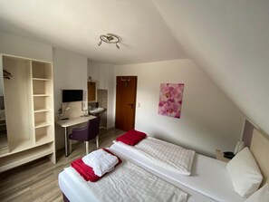 Desk, iron/ironing board, cots/infant beds, rollaway beds - Hotel Restaurant Cala Luna (Marburg)