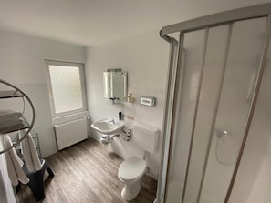 Shower, hair dryer, towels - Hotel Restaurant Cala Luna (Marburg)