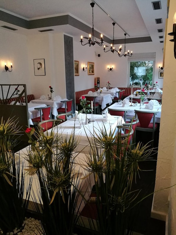 Serveert ontbijt, lunch, diner, Mediterrane gerechten