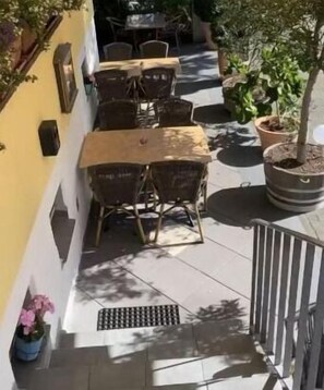 Serveert ontbijt, lunch, diner, Mediterrane gerechten