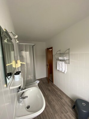 Shower, hair dryer, towels - Hotel Restaurant Cala Luna (Marburg)
