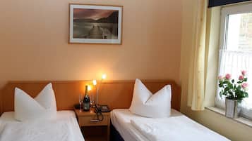 Escritorio, tabla de planchar con plancha, cunas (de pago)