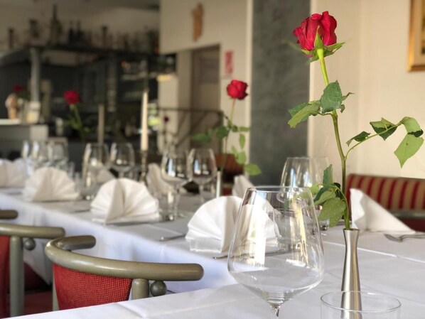 Petit déjeuner, déjeuner et dîner servis sur place