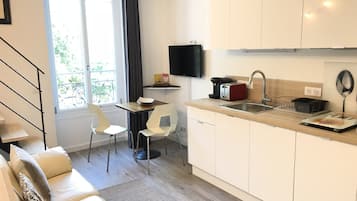 Klassieke maisonnette, 1 slaapkamer | Privékeuken | Een koelkast met diepvriezer, een microgolfoven, een oven, een kookplaat