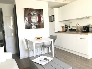 Comfort Duplex, 1 Bedroom | Private kitchen | Full-sized fridge, microwave, oven, stovetop - Villa le Nid (Nice)