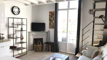 Comfort maisonnette, 1 slaapkamer | Woonruimte | Flatscreentelevisie en een dvd-speler