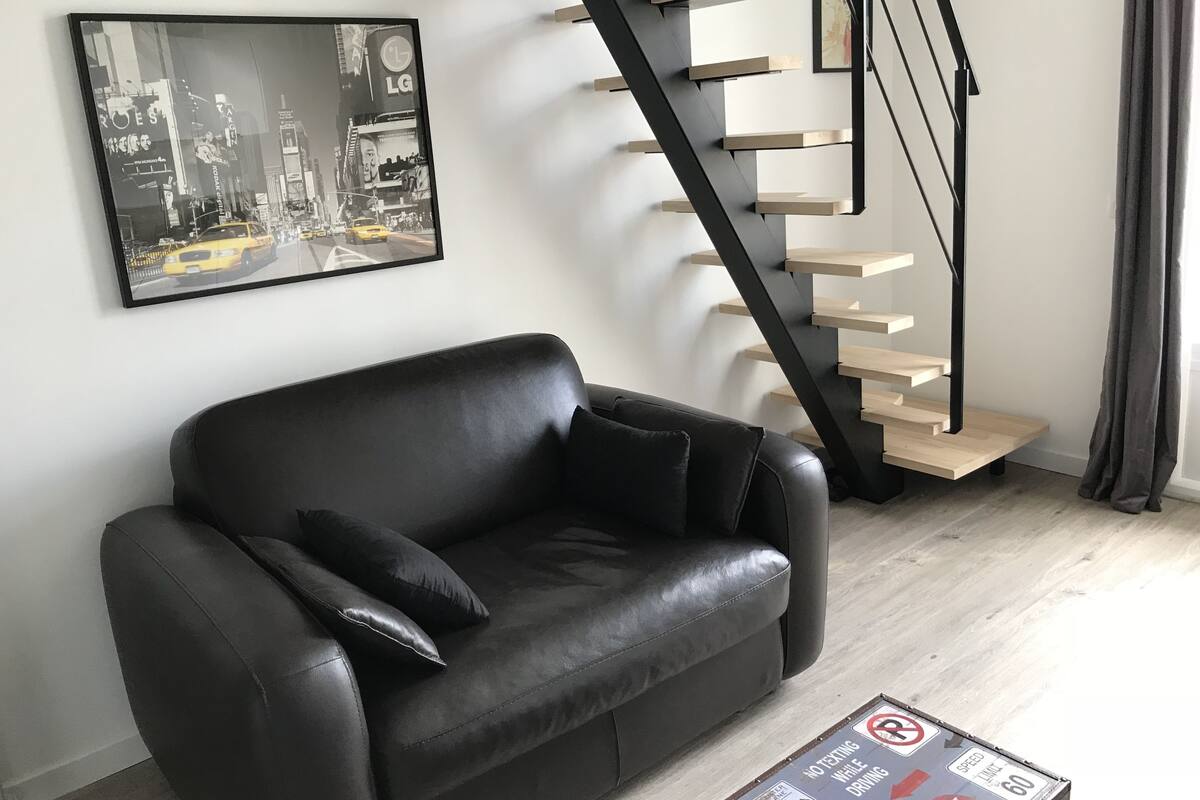 Club maisonnette, 1 slaapkamer | Woonruimte | Een flatscreentelevisie en een dvd-speler