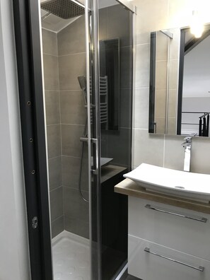 Club maisonnette, 1 slaapkamer | Badkamer met douche