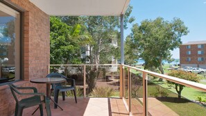 Outdoor dining - Misthaven, Unit 1/12 Mistral Close (Nelson Bay)