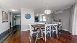 Dining - Right in Nelson Bay with views over the Marina (Nelson Bay)