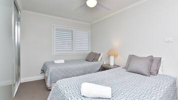 3 bedrooms, WiFi (free), bed sheets