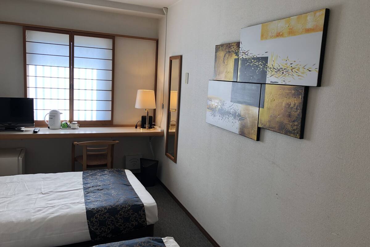 twin room, non smoking | in-room safe, iron/ironing board, cots/infant beds, rollaway beds