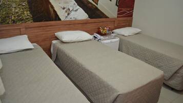 Chambre Triple Standard | Minibar, bureau, rideaux occultants, fer et planche à repasser