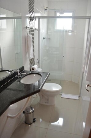Buồng tắm vòi sen, đồ dùng nhà tắm miễn phí, máy sấy tóc, khăn tắm