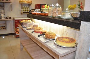 Free daily buffet breakfast  - Grande Minas Hotel (Vespasiano)