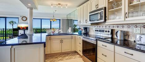 Frigorifero, microonde, forno, piano cottura