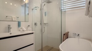 Baignoire, sĂšche-cheveux