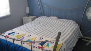 3 bedrooms, bed sheets - A dog friendly property (Shoal Bay)