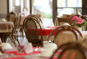 Serveert lunch en diner, lokale gerechten