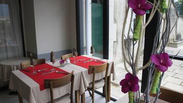 Lunch och middag serveras, njut av de goda smakerna frÄn lokala rÀtter.