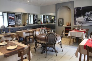 Der serveres frokost og aftensmad