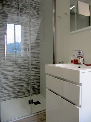 Shower, free toiletries, towels - Hôtel de la Grotte (Aix-les-Bains)
