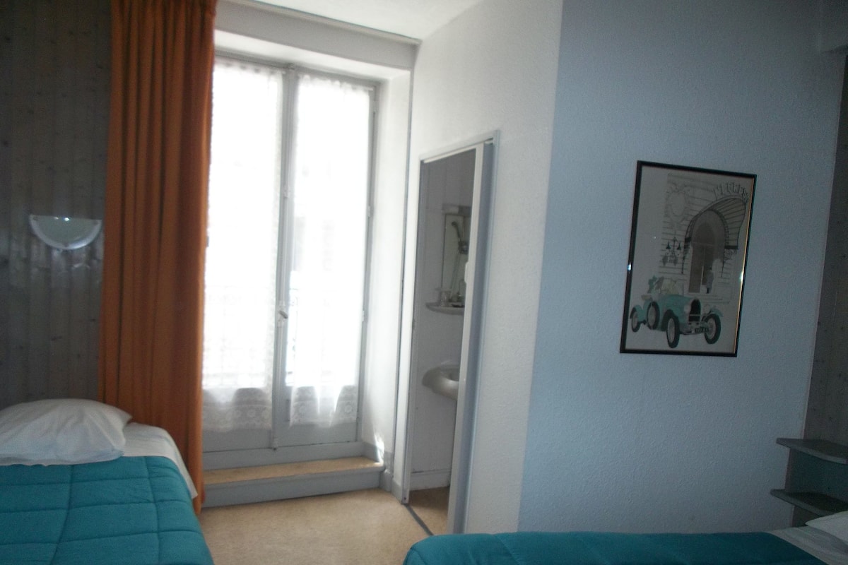 Standard Twin Room, 2 Single Beds, Non Smoking | Cots/infant beds, bed sheets