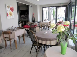 Makan tengah hari dan makan malam dihidangkan, masakan tempatan 