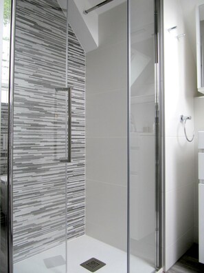 Dusj, toalettartikler (inkludert) og håndklær