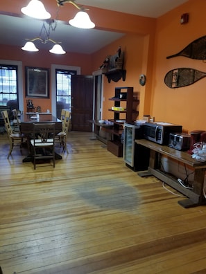 Free daily continental breakfast - The Henson (Windham)