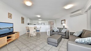 TV - An apartment right in town, across from the marina with filtered waterviews (Nelson Bay)