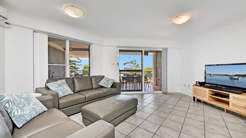 An apartment right in town, across from the marina with filtered waterviews