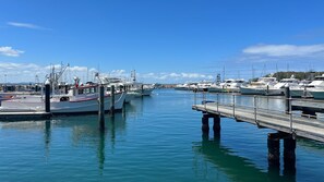 Marina - An apartment right in town, across from the marina with filtered waterviews (Nelson Bay)