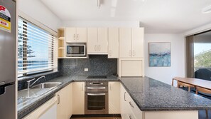 Jääkaappi, mikroaaltouuni, uuni, liesi