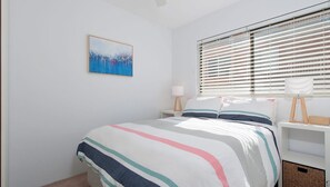 2 habitaciones, tabla de planchar con plancha y ropa de cama 