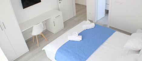 2 chambres, coffres-forts dans les chambres, fer et planche à repasser