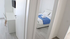 2 chambres, coffres-forts dans les chambres, fer et planche à repasser