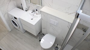 Haartrockner, Handtücher, Toilettenpapier