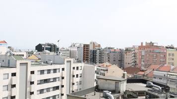 Zona urbana con edificios de gran altura, incluyendo residenciales y comerciales.