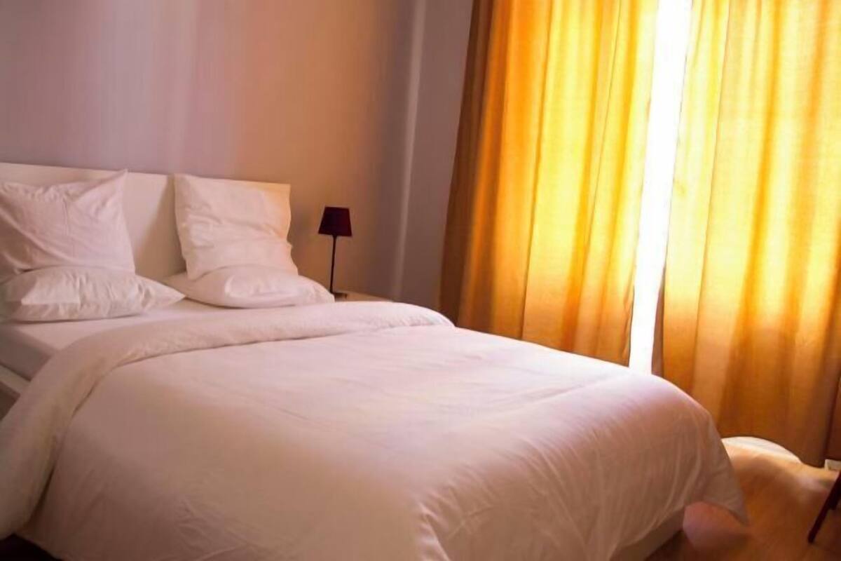 Escritorio, wifi gratis, ropa de cama