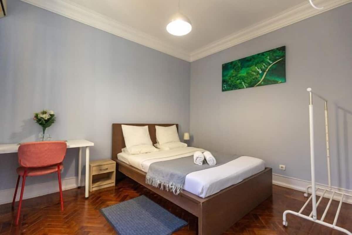1 habitación, escritorio, wifi gratis y ropa de cama