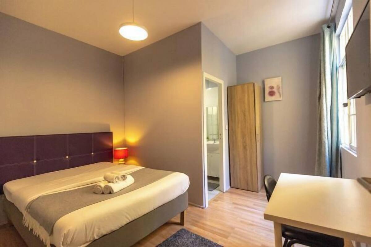 1 habitación, escritorio, wifi gratis y ropa de cama